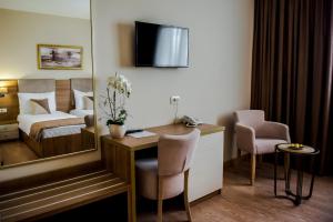 默主歌耶的住宿－魯薩別墅公寓，酒店客房配有书桌和床。