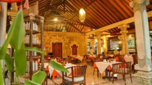 Un restaurante o sitio para comer en Hotel Suma