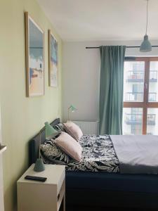 グダニスクにあるBaltic Soul Apartmentのベッドルーム(ベッド1台、窓付)