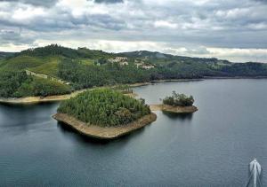 een eiland in het midden van een grote hoeveelheid water bij Casa da Lameira in Serra