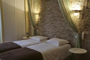 
A bed or beds in a room at Le Grand Monarque - Donzy

