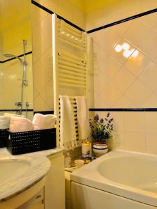 佛羅倫斯的住宿－Historical J&D，白色的浴室设有浴缸和水槽。