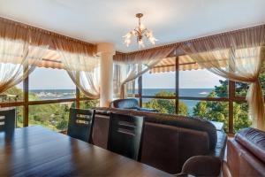 uma sala de jantar com uma mesa e vista para o oceano em ДриймБг Апартаменти - Панорама Бийч, Несебър em Nessebar