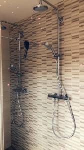 - une salle de bains avec 2 cabines de douche dans l'établissement L'escale de la tour, à Breitenbach
