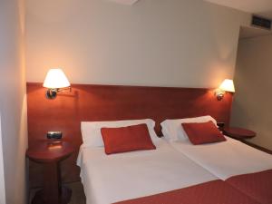 Postel nebo postele na pokoji v ubytování Hotel El Nogal