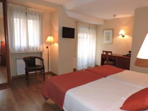 Postel nebo postele na pokoji v ubytování Hotel El Nogal