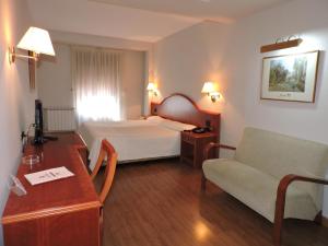 Postel nebo postele na pokoji v ubytování Hotel El Nogal