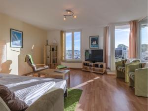 ein Wohnzimmer mit einem Bett und einem TV in der Unterkunft Ferienwohnung Hafenglück in Waren (Müritz)