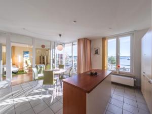 a kitchen and living room with a view of the ocean at Ferienwohnung Hafenglück in Waren