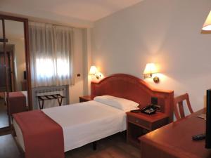 Postel nebo postele na pokoji v ubytování Hotel El Nogal