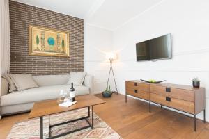 Un televizor și/sau centru de divertisment la Envoy Hotel