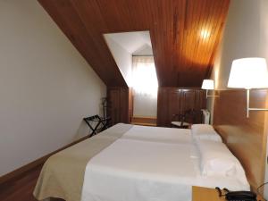 Postel nebo postele na pokoji v ubytování Hotel El Nogal