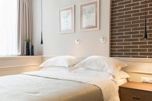 Un pat sau paturi într-o cameră la Envoy Hotel