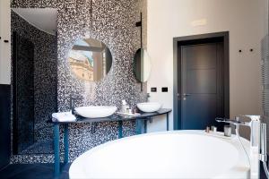 Koupelna v ubytování Amadomus Luxury Suites + 37 fotografií