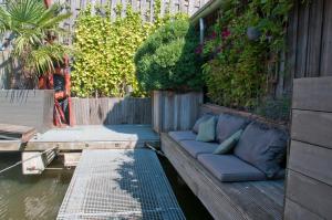 eine Couch auf der Seite eines Gebäudes in der Unterkunft Bed Breakfast Boat in Amsterdam