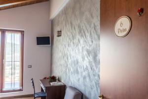 TV a/nebo společenská místnost v ubytování B&B La Mortella
