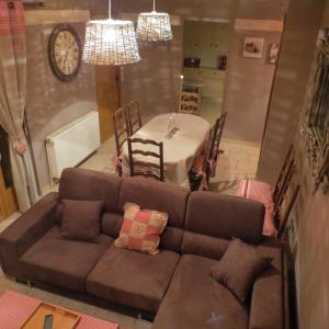 ein Wohnzimmer mit einem Sofa und einem Tisch in der Unterkunft Le Chalet in Bouchoir