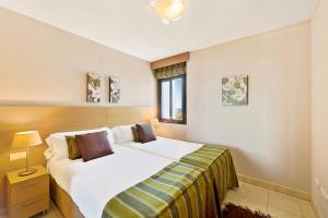 Een bed of bedden in een kamer bij Macdonald La Ermita Resort