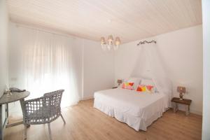 Ένα ή περισσότερα κρεβάτια σε δωμάτιο στο Es Cel de Begur Hotel