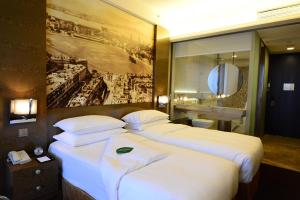 Uma cama ou camas num quarto em Harbour Grand Hong Kong