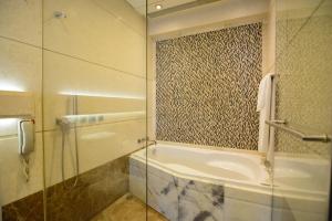 Uma casa de banho em Harbour Grand Hong Kong
