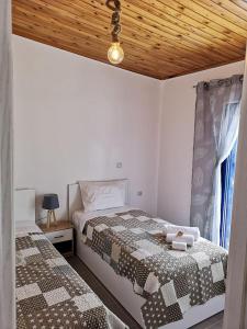 Un pat sau paturi într-o cameră la Blue Paradise Home