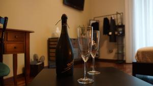 eine Flasche Wein und zwei Gläser auf dem Tisch in der Unterkunft Finest apartment - nel cuore di Napoli in Neapel