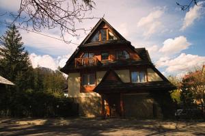una gran casa de madera con techo de gambrel en Willa Weronika, en Zakopane