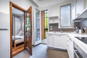 A kitchen or kitchenette at Mysuiteshome Apartments
