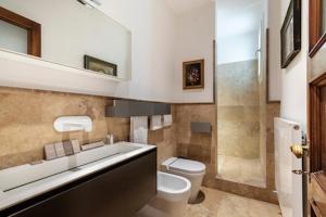 A bathroom at Mysuiteshome Apartments