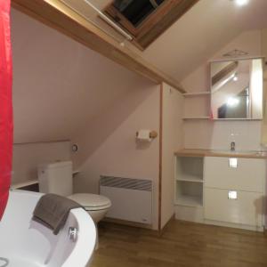 uma casa de banho com um WC e um lavatório em Le Chalet em Bouchoir