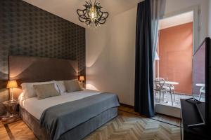 A bed or beds in a room at Mysuiteshome Apartments