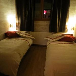 2 Betten nebeneinander in einem Zimmer in der Unterkunft Le Chalet in Bouchoir