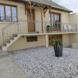 een huis met een balkon en een trap bij Le Chalet in Bouchoir