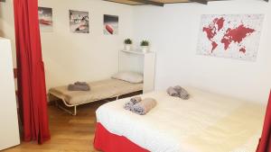 una camera con due letti e una mappa del mondo sul muro di Casa Maltese a Torino