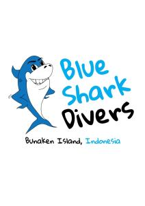 um tubarão de desenho animado com as palavras tubarão azul mergulhador em Blue Shark Divers Bunaken em Bunaken