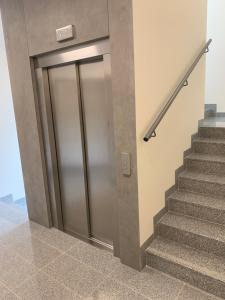 プツクにあるApartament Lilianaの階段のある建物内の金属製エレベーター