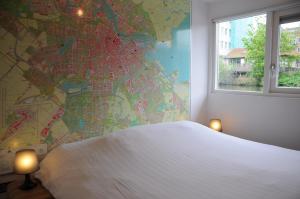 sypialnia z dużym białym łóżkiem i mapą na ścianie w obiekcie Bed Breakfast Boat w Amsterdamie