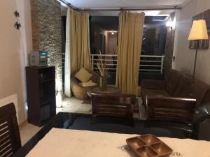 a living room with a couch and a table at Departamento Reñaca FRENTE AL MAR in Viña del Mar