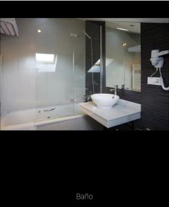 ein Badezimmer mit einem Waschbecken, einer Dusche und einer Badewanne in der Unterkunft La Casona de Don Santos in Proaza