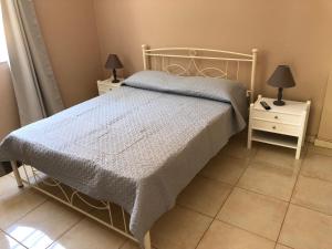Postel nebo postele na pokoji v ubytování Petros Rooms & Apartments