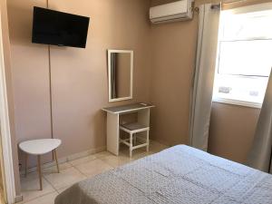 TV a/nebo společenská místnost v ubytování Petros Rooms & Apartments
