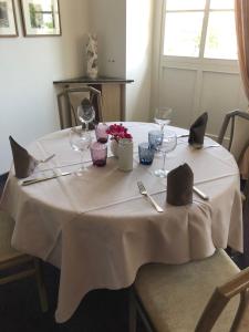 Ein Restaurant oder anderes Speiselokal in der Unterkunft Auberge de l'Ecu Vaudois 