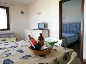 einen Tisch mit einem Korb mit Weinflaschen darauf in der Unterkunft Domus Bellavista in Monte Nai