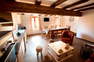 a living room with a table and a dining room at Le Divin Gîte Classé 4 étoiles in Hunawihr