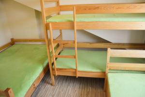 Ein Etagenbett oder Etagenbetten in einem Zimmer der Unterkunft U Gosa