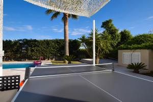 Can miami modern house close platja den bossaの敷地内または近くにある卓球施設