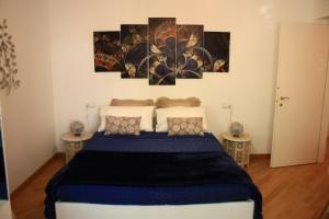 ein Schlafzimmer mit einem großen Bett mit zwei Tischen in der Unterkunft Garden FuoriRotta in San Giovanni Teatino