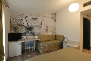 A television and/or entertainment centre at Hotel La Vigna