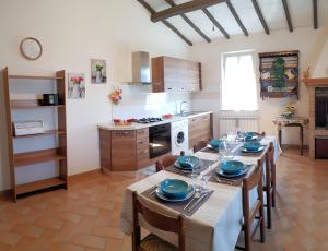 Dapur atau dapur kecil di Case in campagna con piscina a Todi